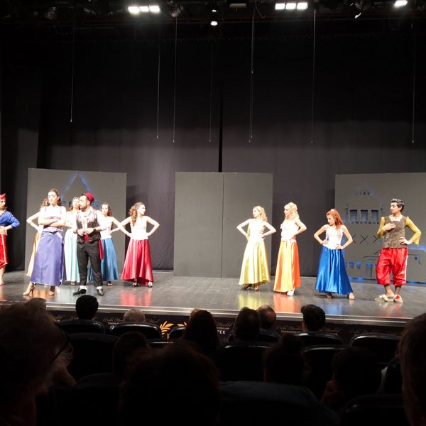 Foto diambil di Sahne Tozu Tiyatrosu Haldun DORMEN Sahnesi oleh Ercan pada 5/12/2019