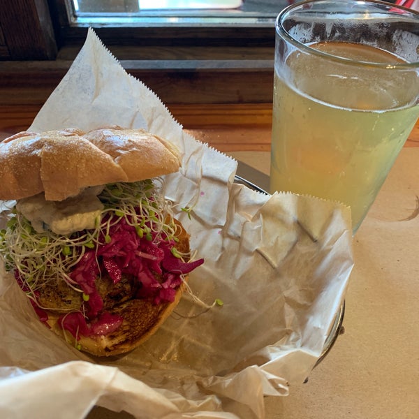 Foto diambil di Farm Burger oleh Sascha W. pada 5/5/2019