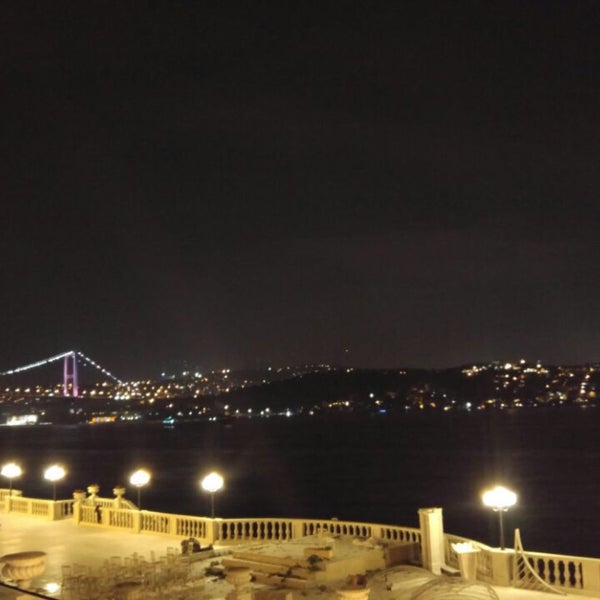 6/16/2015にAyşe C.がTuğra Restaurant &amp; Loungeで撮った写真