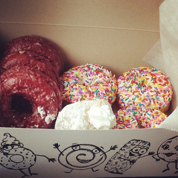 รูปภาพถ่ายที่ Paula&#39;s Donuts โดย Angela Z. เมื่อ 6/13/2013