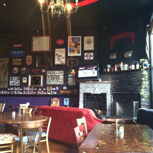 รูปภาพถ่ายที่ The Black Sheep Pub &amp; Restaurant โดย Christopher S. เมื่อ 3/31/2014