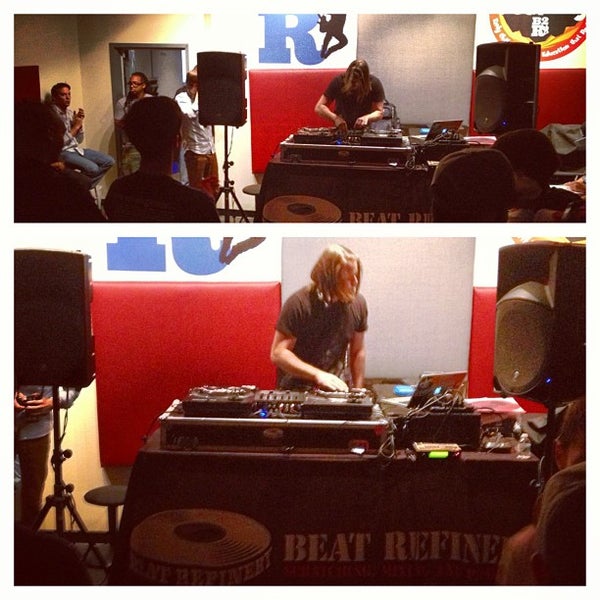 Снимок сделан в Beat Refinery DJ School пользователем Beat Refinery DJ School 5/13/2013