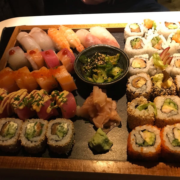 Снимок сделан в Edo Sushi пользователем Anca M. 11/30/2018