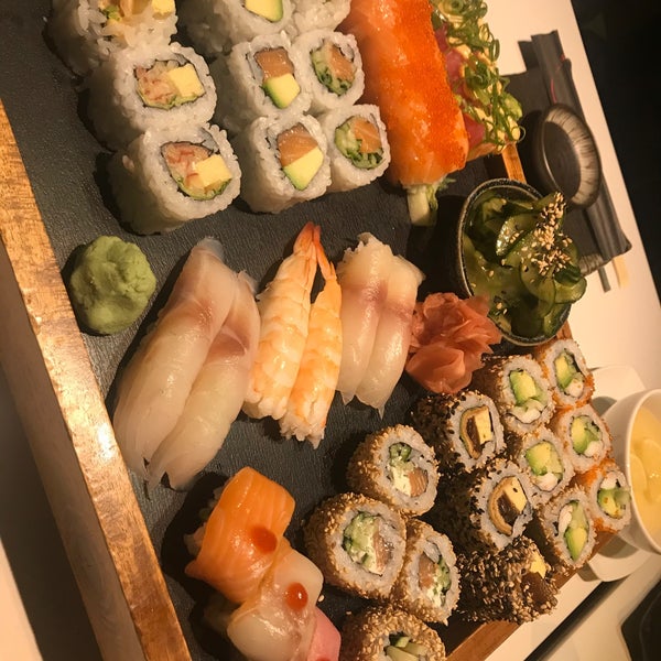 Снимок сделан в Edo Sushi пользователем Anca M. 10/16/2019