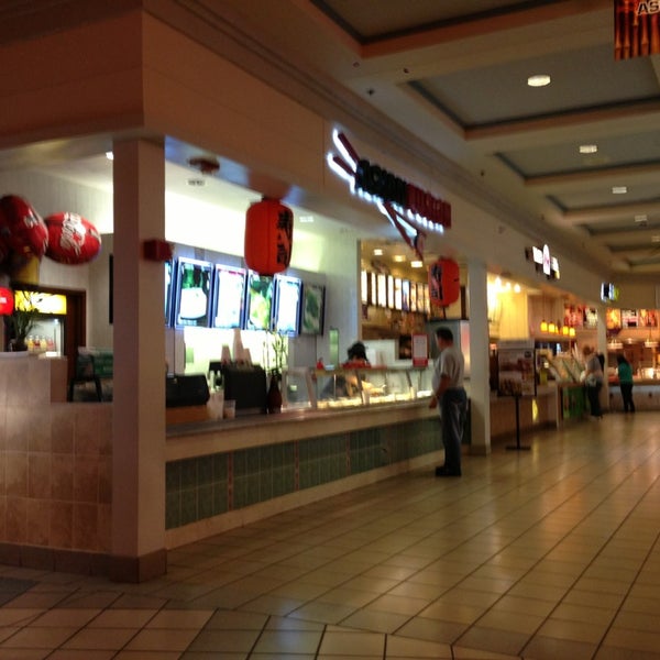 รูปภาพถ่ายที่ Meriden Mall โดย Dave M. เมื่อ 4/10/2013
