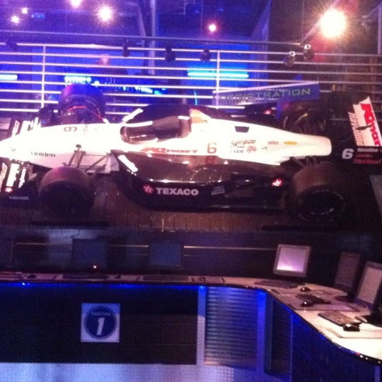 รูปภาพถ่ายที่ Andretti Indoor Karting &amp; Games Roswell โดย Roberto R. เมื่อ 11/8/2012