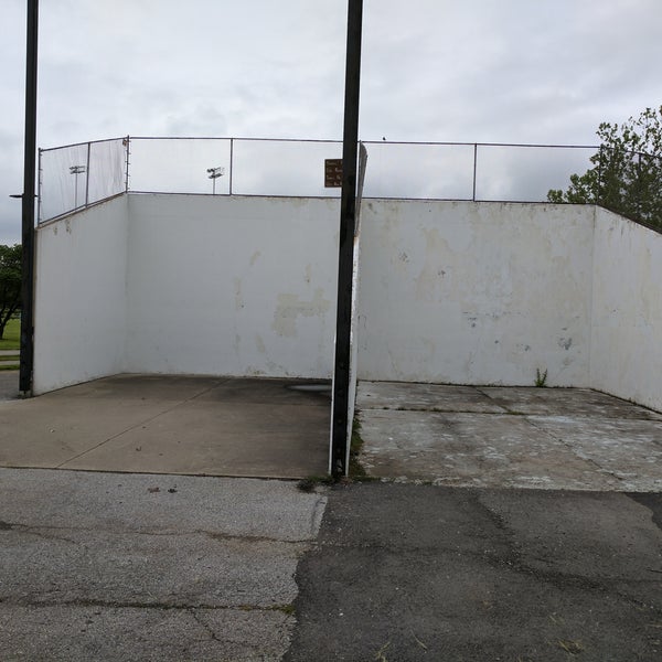 Подземный охраняемый паркинг. Паркинг 112. Паркинг 112. Паркинг 112. Рампа въезда в паркинг.