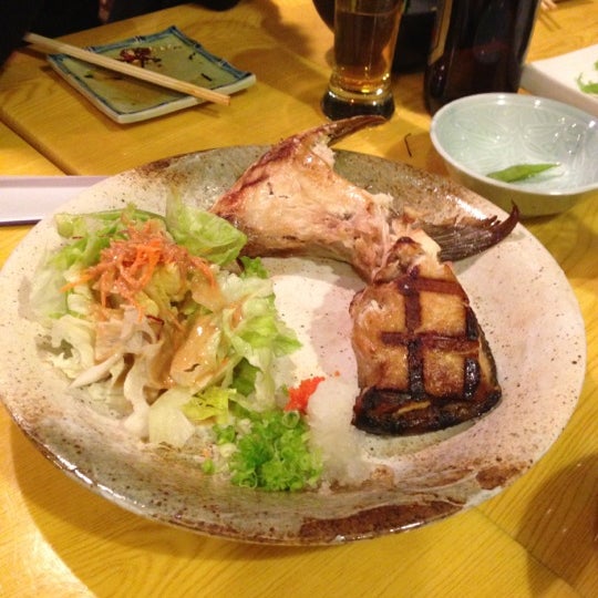 Photo taken at Murasaki Restaurant and Sushi Bar by Yatting Y. on 11/15/2012