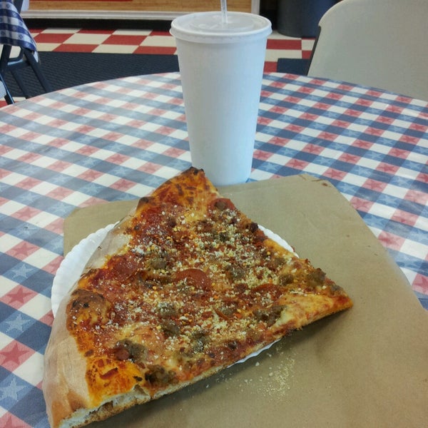 Photo taken at Kaimuki&#39;s Boston Style Pizza by Nephilim Halls on 5/5/2013