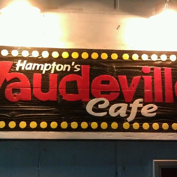 Photo prise au Vaudeville Cafe par Lee S. le4/28/2013