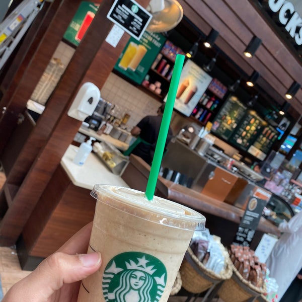Foto tirada no(a) Starbucks por Dr. Os 👨🏻‍⚕️ em 6/21/2020