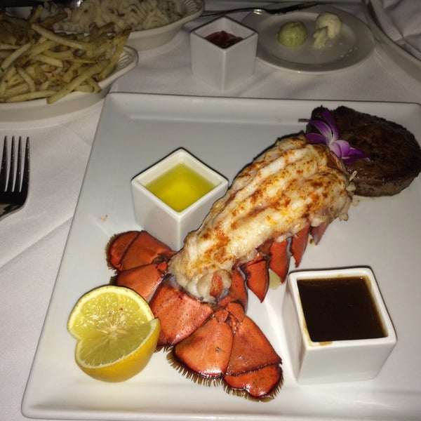 Снимок сделан в Manhattan Steak &amp; Seafood пользователем iTana 8/20/2014