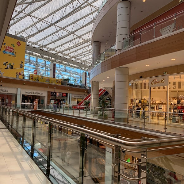 รูปภาพถ่ายที่ The Mall Athens โดย revekka k. เมื่อ 5/21/2021