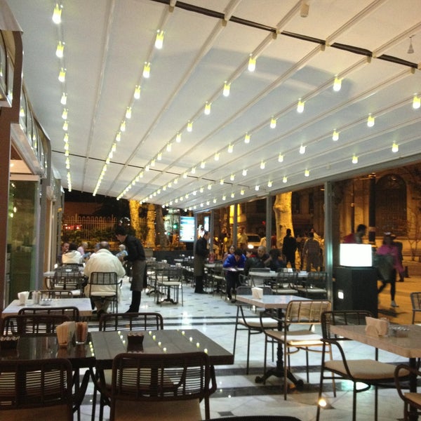 รูปภาพถ่ายที่ Loti Cafe &amp; Roof Lounge โดย Deniz I. เมื่อ 5/6/2013