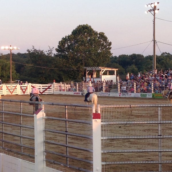 Das Foto wurde bei Cowtown Rodeo von Pilar P. am 7/26/2014 aufgenommen