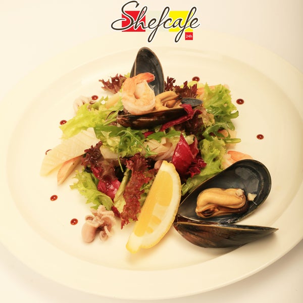 Салат из морепродуктов идеален на обед. Гастрономическое удовольствие без вреда для фигуры – легко, если вы в ресторане Shefcafe на Греческой, 19!