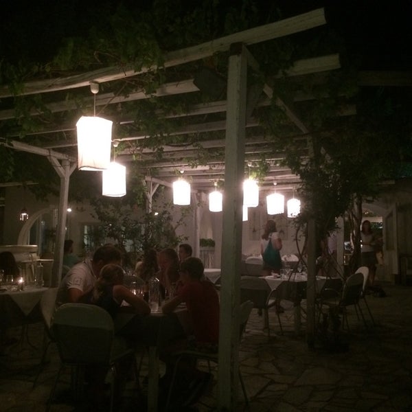Foto diambil di Daphne Restaurant oleh Pablo D. pada 8/16/2014