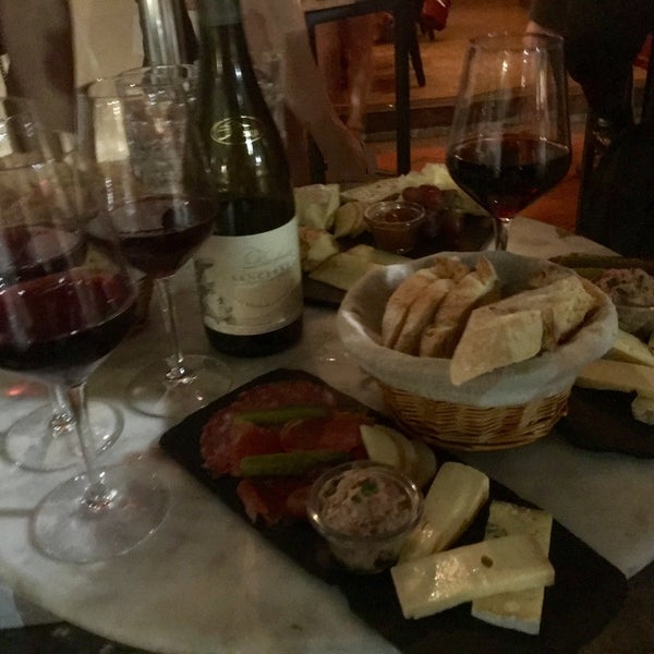Photo taken at Ô BATIGNOLLES Wine Bar by Shayne A. on 9/29/2016
