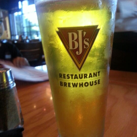 Photo taken at BJ&#39;s Restaurant &amp; Brewhouse by Humberto R. on 11/9/2012