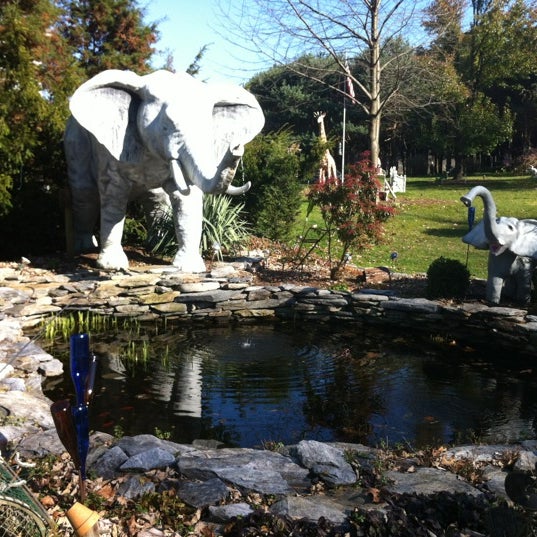 Foto diambil di Mister Ed&#39;s Elephant Museum &amp; Candy Emporium oleh Nate C. pada 11/11/2012