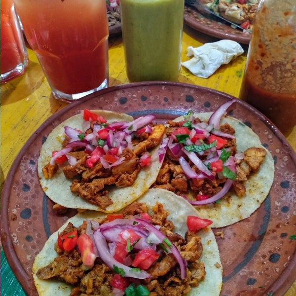 Los tacos de pastor y los sopes son muy buenos. Realmente me sorprendió la similitud y sabor de comida mexicana. Recomendado.