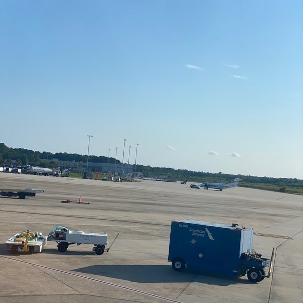 Photo taken at Charleston International Airport (CHS) by Lauren B. on 7/30/2023