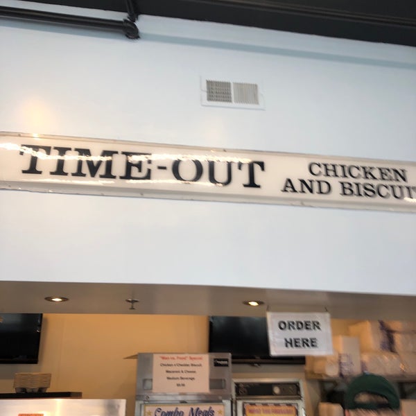 Das Foto wurde bei Time-Out Restaurant von Lauren B. am 4/1/2019 aufgenommen