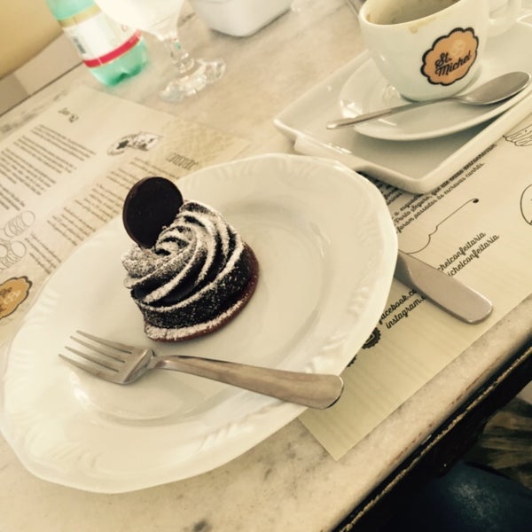 รูปภาพถ่ายที่ St. Michel - Café &amp; Confeitaria โดย Janine C. เมื่อ 6/28/2015