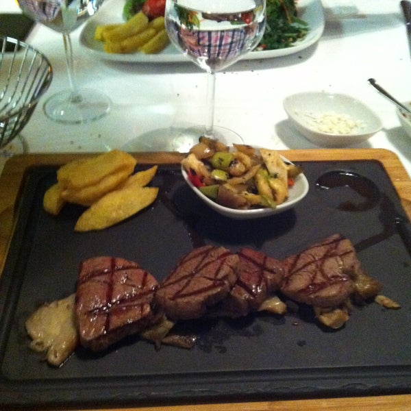 4/21/2013에 Cavidan B.님이 Et-inn Kebap &amp; Steak에서 찍은 사진