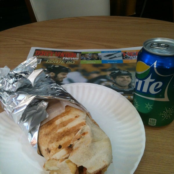 รูปภาพถ่ายที่ Boston Shawarma โดย Sanchon D. เมื่อ 1/14/2013