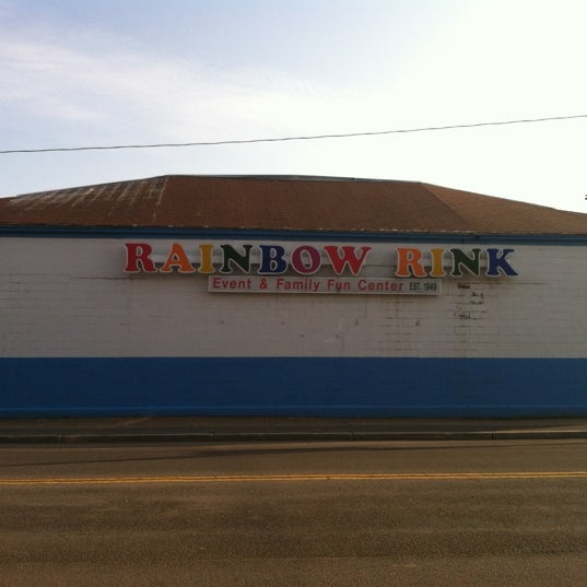 Das Foto wurde bei Rainbow Rink Skating &amp; Entertainment Center von Ken R. am 12/15/2012 aufgenommen