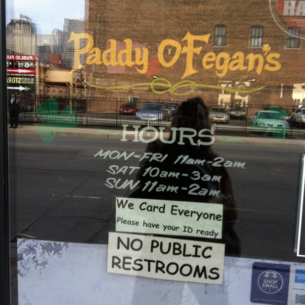 รูปภาพถ่ายที่ Paddy O&#39;Fegan&#39;s โดย Roben เมื่อ 5/4/2013
