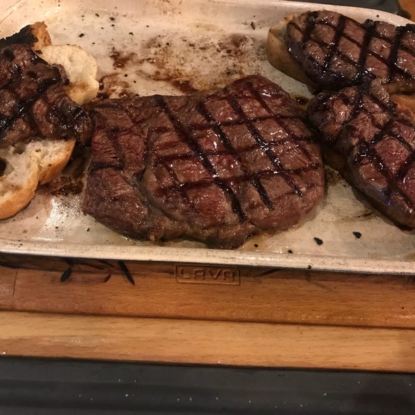 Foto tirada no(a) Daily Dana Burger &amp; Steak por Yeliz D. em 6/5/2018