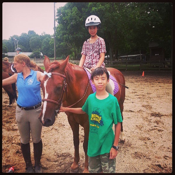 Foto tirada no(a) Thomas School of Horsemanship Summer Day Camp &amp; Riding School por Jan D. em 7/24/2013