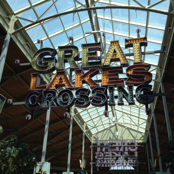 Foto diambil di Great Lakes Crossing Food Court oleh Bieke D. pada 8/8/2014