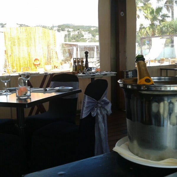 Foto tomada en Mood Beach &amp; Restaurant  por Isaac M. el 4/6/2013