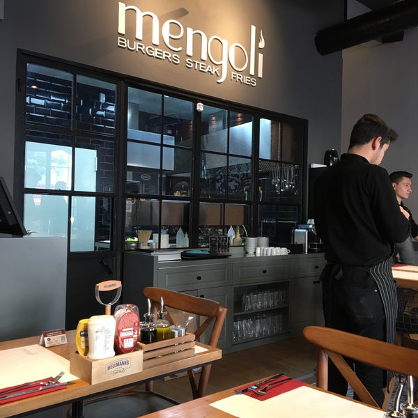 12/8/2017 tarihinde Bilal U.ziyaretçi tarafından Mengoli Burgers Steak Fries'de çekilen fotoğraf