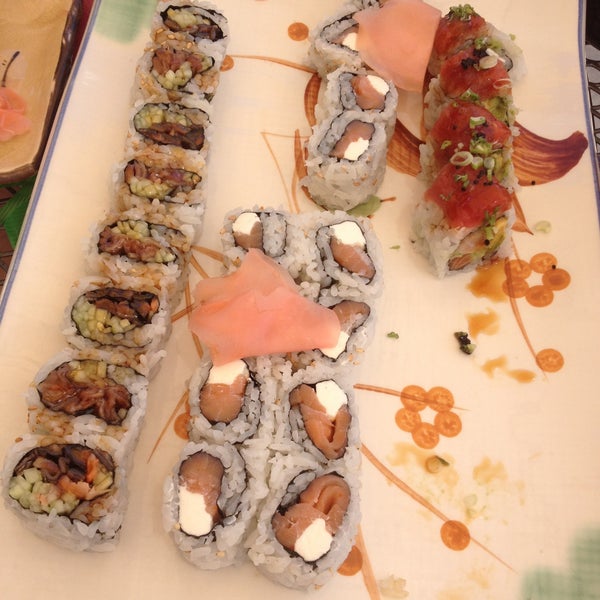 Foto diambil di Yashi Sushi oleh Jenifer A. pada 4/27/2013