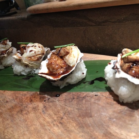 11/24/2012 tarihinde Joolz G.ziyaretçi tarafından Sushi Sasa'de çekilen fotoğraf