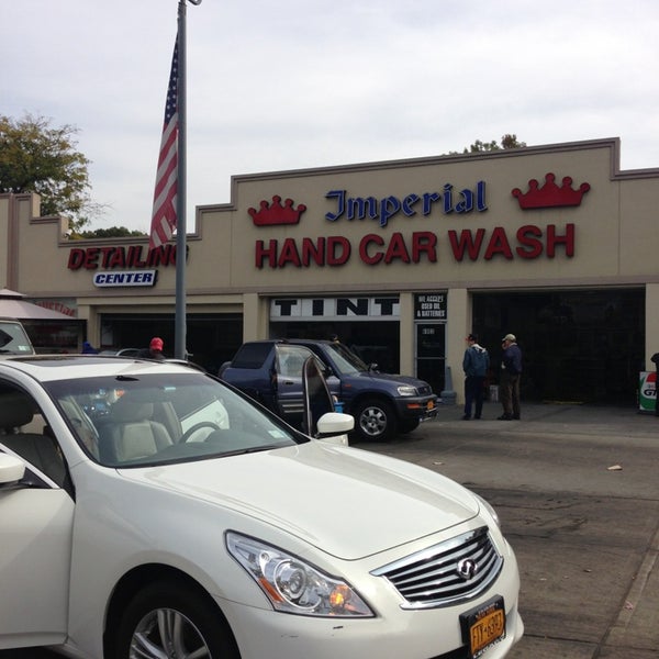 Foto tirada no(a) Imperial Hand Car Wash por Olivia H. em 10/19/2013