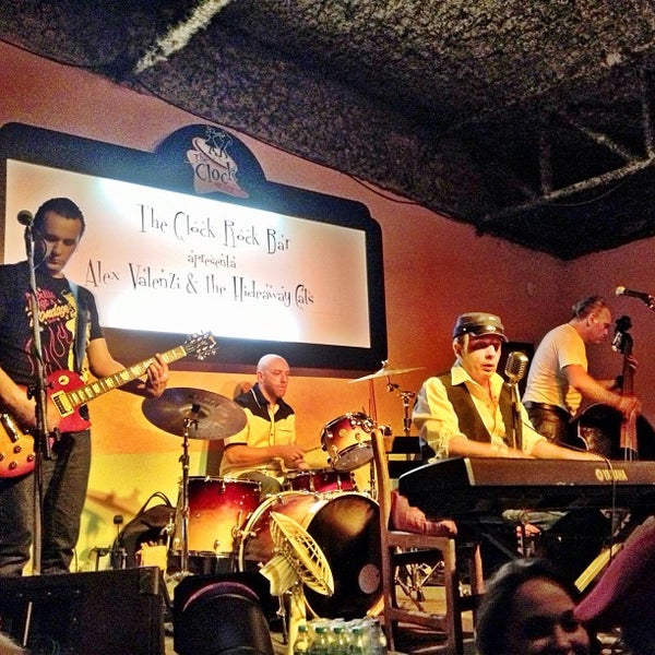 รูปภาพถ่ายที่ The Clock Rock Bar โดย Felipe S. เมื่อ 7/13/2013