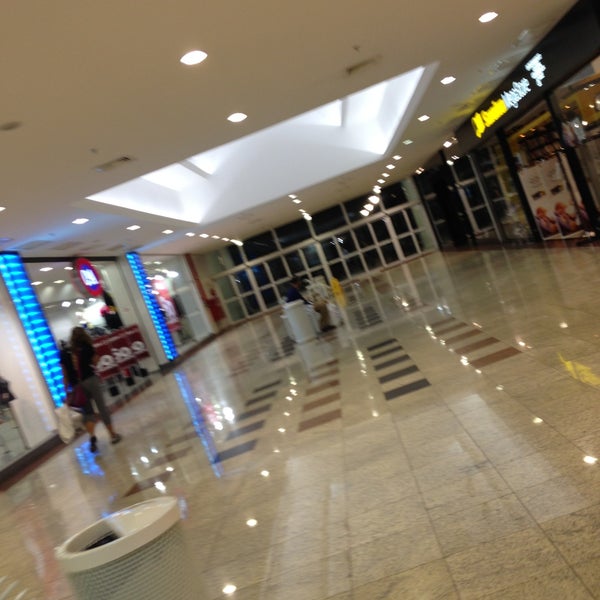 Foto tirada no(a) Rio Preto Shopping Center por Luis A. em 5/16/2013
