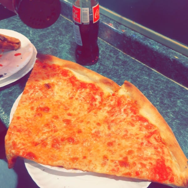 Photo taken at Joe&#39;s Pizza by Z on 11/30/2022