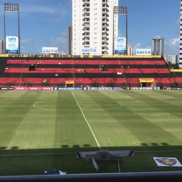 Photo taken at Estádio Adelmar da Costa Carvalho (Ilha do Retiro) by Carlson A. on 12/3/2017