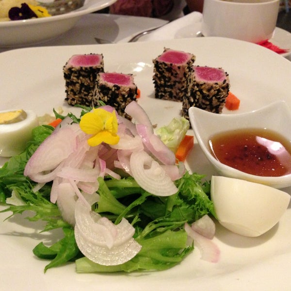 Foto diambil di Five27 Bistro Lounge Dining oleh Chee Hong pada 6/3/2013