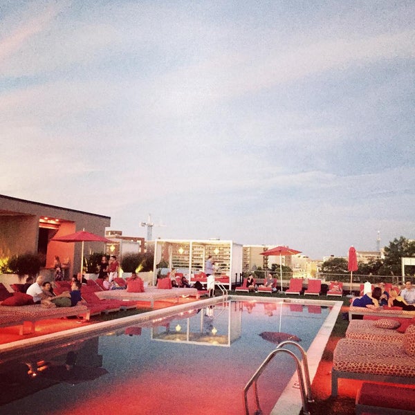 Foto tirada no(a) Penthouse Pool and Lounge por Darryl R. em 8/22/2015