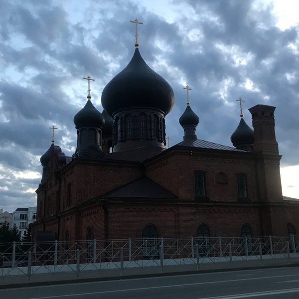 Кирпичный храм с черными куполами