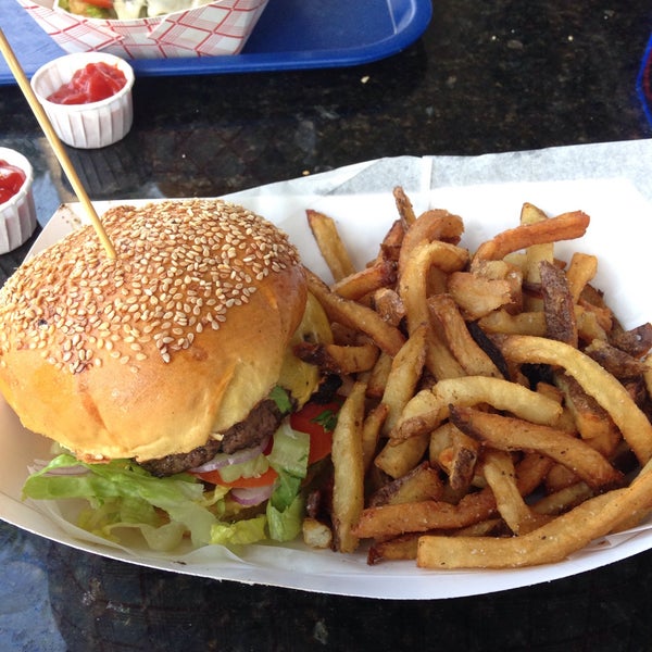 Foto tirada no(a) Charm City Burger Company por Tammy G. em 3/21/2015