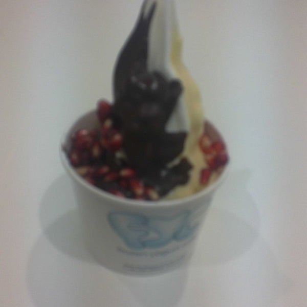 Foto scattata a FYC Frozen Yogurt Cafe da Theo T. il 11/5/2012