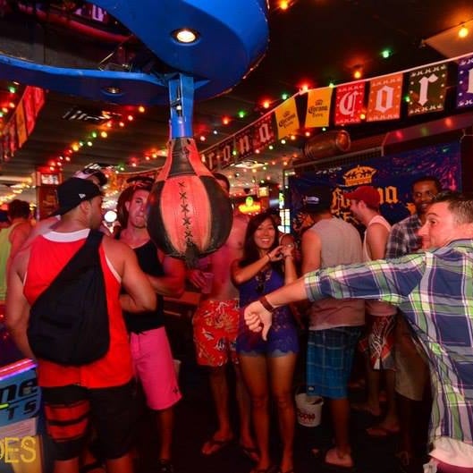7/10/2013 tarihinde Dirty Blondes Sport Barziyaretçi tarafından Dirty Blondes Sport Bar'de çekilen fotoğraf